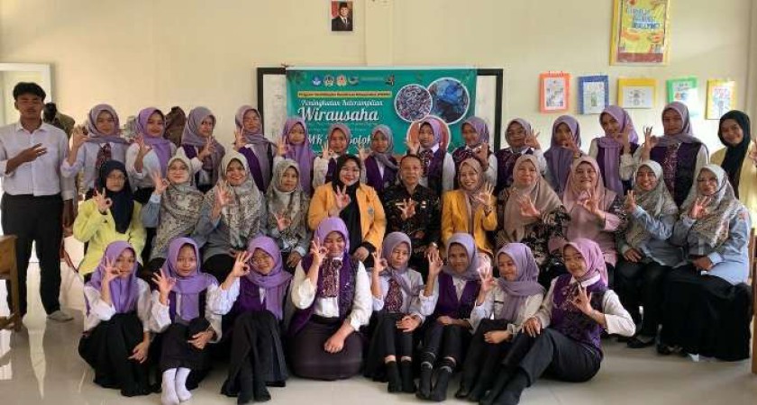 Tim UNP Bekali Guru dan Siswa SMKN 3 Solok Ecoprint dan Digital Marketing
